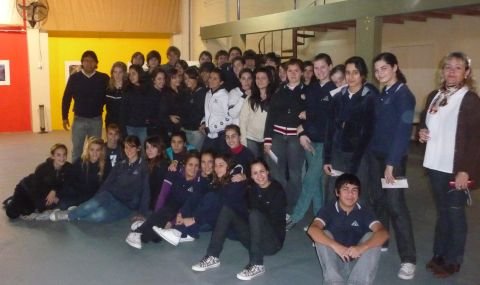 Los alumnos, tras la visita a la muestra de fotos (Foto: Prensa municipalidad).