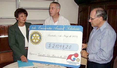 El momento de la entrega del cheque de 21 mil pesos (Foto: Prensa Rotary).