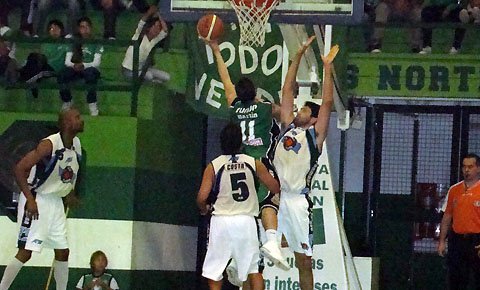 El albiverde deberá seguir luchando por el ascenso.