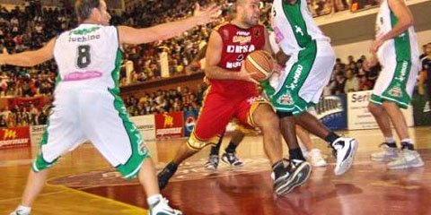 Ceruti penetra la defensa de Unión. (Foto: corrientesonline.com)