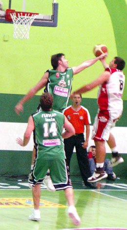 Amicucci intenta bloquear a Oprandi. La defensa fue una de las claves del triunfo. (Foto: Alejandro Martino)