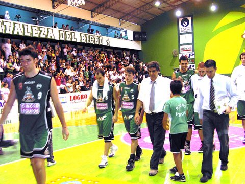 El equipo de Arduh se retira de la cancha luego de la derrota. (Foto: Alejandro Martino)
