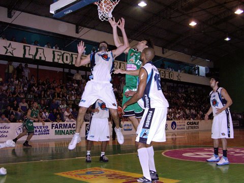 Brizuela pelea el rebote debajo del aro. No aportó puntos en el partido. (Foto: Alejandro Martino)