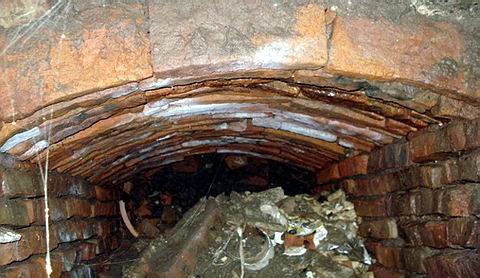 Una de las bocas del túnel, hoy tapado de escombros (Foto: Gentileza Museo Donato).