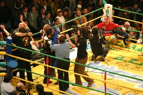 Garay mira desde un rincón el festejo de los españoles. (Foto: Diego Rosso)