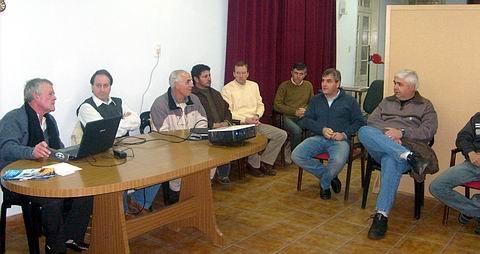 Parte de los asistentes a esta reunión convocada por el Centro Comercial.
