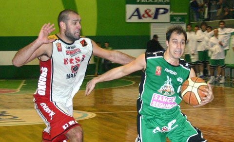 Luchino marcado por Ceruti, en la noche del ascenso de Unión (Foto: Diego Rosso).