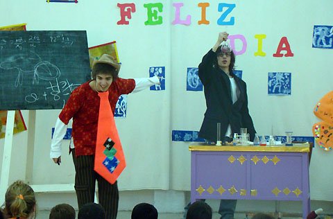 Un instante de la representación que se les realizó a los pequeños (Foto: Gentileza Jardín).