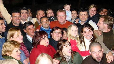 Al centro, Lamberti, rodeado de simpatizantes. A la derecha, el ex intendente Gonzalo Toselli (Foto: María José Beccaria).