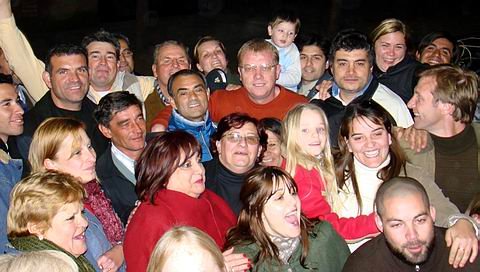 Al centro, Lamberti, rodeado de simpatizantes. A la derecha, el ex intendente Gonzalo Toselli (Foto: María José Beccaria).
