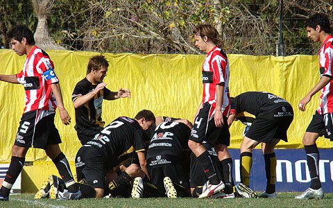 Cara y contracara, mientras Libertad festeja, los jugadores del 9 regresan cabeza gacha...