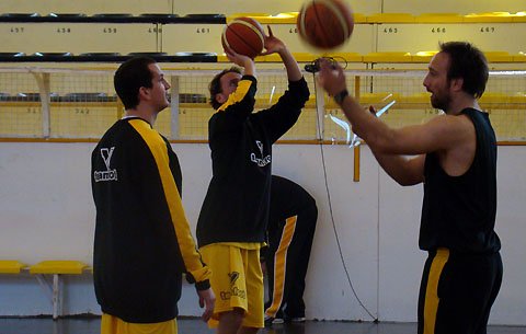Alba, Ginóbili y Moldú, en un entrenamiento distendido (Foto: María José Beccaria).