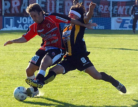 Patronato encontró en un tiro libre la ventaja decisiva (Foto: Marcelo Miño).