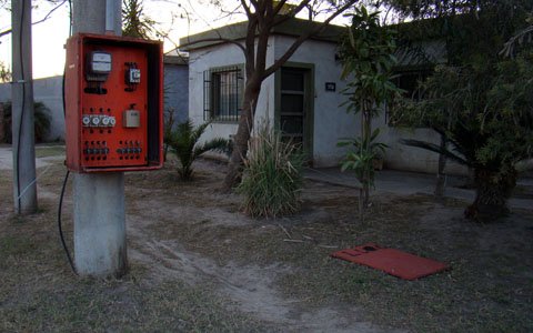 El transformador: sin tapa protectora y a baja altura, un peligro en potencia.