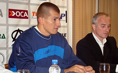 El pivote chaqueño, junto al DT Juan Carlos Parola (Foto: María José Beccaria).