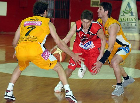 Libertad no pudo empatar sobre el cierre del juego (Foto: Ricardo Santellán - Para: Diario El Argentino). Libertad no pudo empatar sobre el cierre del juego (Foto: Ricardo Santellán - Para: Diario El Argentino).