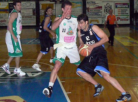 Sebastián Porta intenta forzar ante Walter Storani (Foto: esperanzadiaxdia).