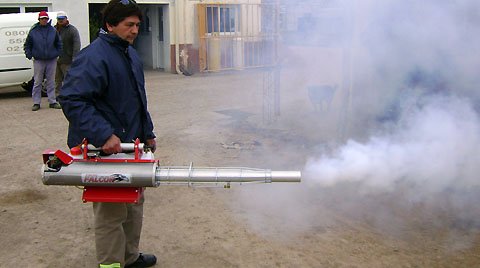 La fumigadora, en plena demostración (Foto: Prensa municipalidad).