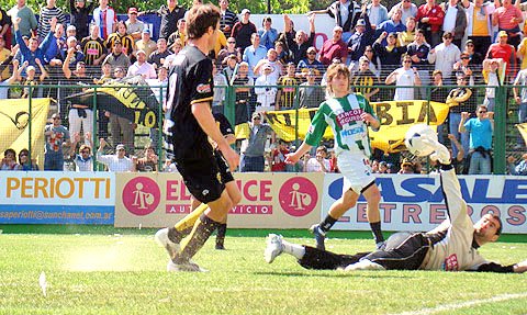 Pudo ser de Antonelli en el primer tiempo pero Nuñez lo evitó.