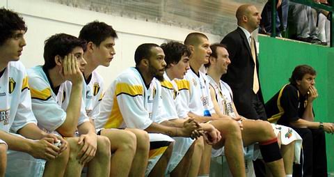El foráneo, al medio de la imagen, pasó demasiado tiempo en el banco y cuando ingresó no pudo aprovechar los minutos en cancha.