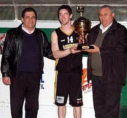Giordana y Olloco reciben la copa de campeón (Foto: sunchalesbasket).