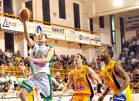 Martin penetra hacia el aro ante la mirada de Pelussi y Ben. (Foto: Alejandro Martino)