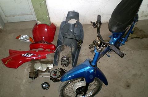 La moto recuperada junto con el resto de las partes.