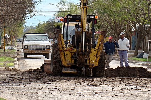 La máquina en plena labor de remoción de la tierra, mientras detrás, los vehículos ya comenzaban a circular.