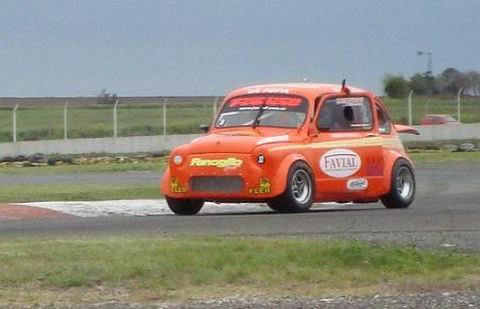 Mano en alto para el flamante campeón de la categoría (Foto: Fiat 600TS).
