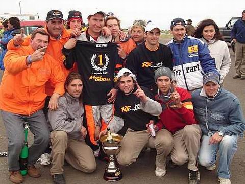 El grupo de colaboradores, celebrando el anticipado campeonato tras un excelente año. (Foto: Fiat 600TS).