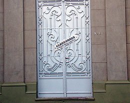 La faja en la puerta, aún sigue siendo comentada.