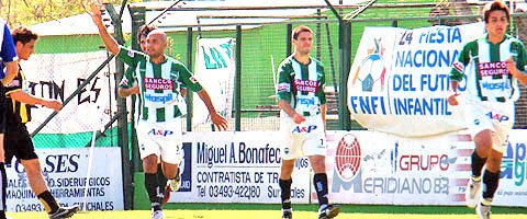 Acosta celebrando su gol, abriendo el marcador.