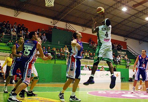 Mc Farlan ataca el aro rival (Foto: Alejandro Martino).