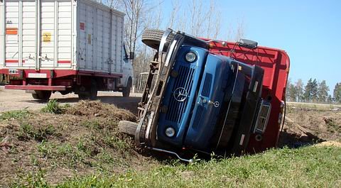 Vista del zanjón donde se encontraba caído el camión.