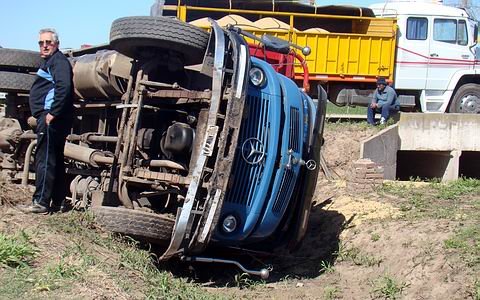 El camionero sólo sufrió algunos golpes menores.