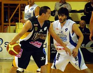 Alba debe distribuir juego junto a Ginóbili.