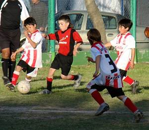 Los chicos, en pleno partido. Los niños disfrutaron de días de fútbol y amistades.