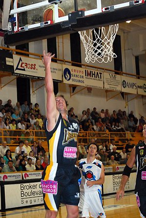 Ginóbili se lució en la base (Foto: Alejandro Martino). El Sepo repartió una decena de asistencias (Foto: Alejandro Martino).