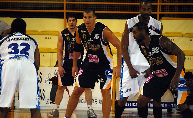 Jackson frente a Wolkowisky, los dos goleadores de la noche (Foto: Alejandro Martino). Los Tigres sumaron su segunda victoria consecutiva (Foto: Alejandro Martino).