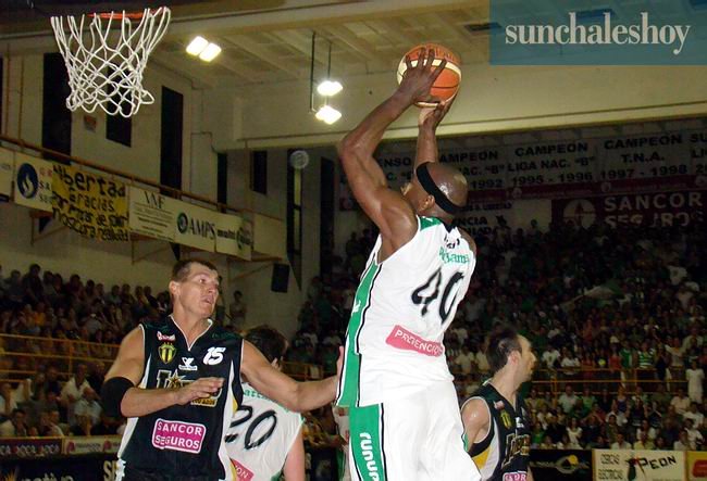 El clásico se repetirá el domingo, pero en Rafaela, cuando Unión haga de local. Duelo de internos: Williams enfrenta a Wolkowisky, en una jugada que terminará con la volcada del foráneo.