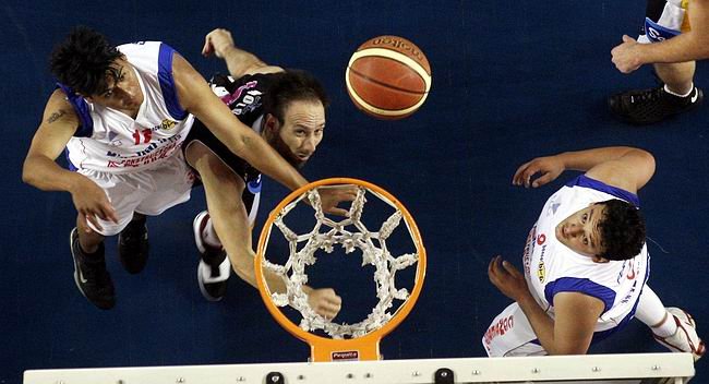 Moldú sigue la trayectoria, sin sacarle los ojos de encima a la pelota (Foto: Fiba Américas).