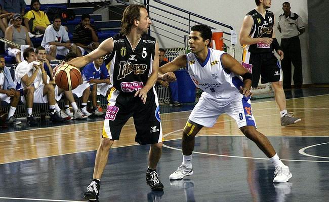 Ginóbili arma el juego. El base aportó 9 puntos y 5 asistencias (Foto: Fiba Américas).