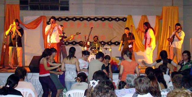 El grupo Katari, con los jóvenes del taller bailando, cerca del escenario.