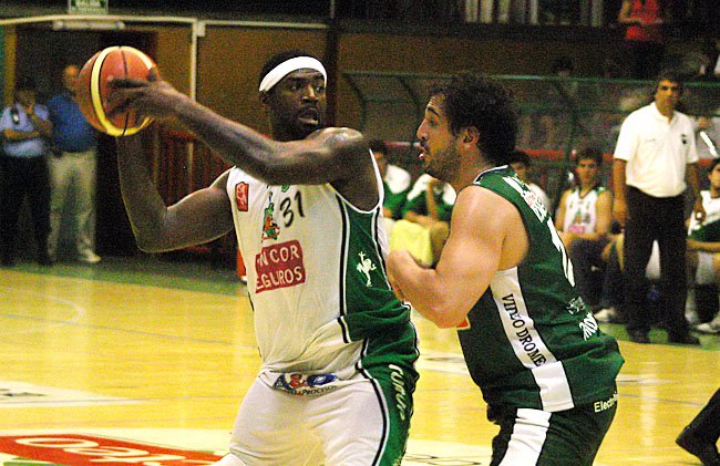 Mc Farlan, goleador del partido, marcado por Romero. (Foto: Diego Rosso)