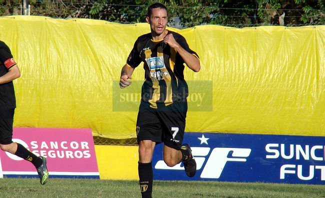 Jamud, festejando el primero de sus tantos.