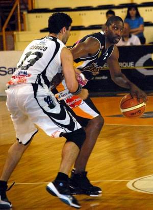 El foráneo arrancó como titular, ante la reserva de Cleotis Brown (Foto: Alejandro Martino). El foráneo arrancó como titular, ante la reserva de Cleotis Brown (Foto: Alejandro Martino).
