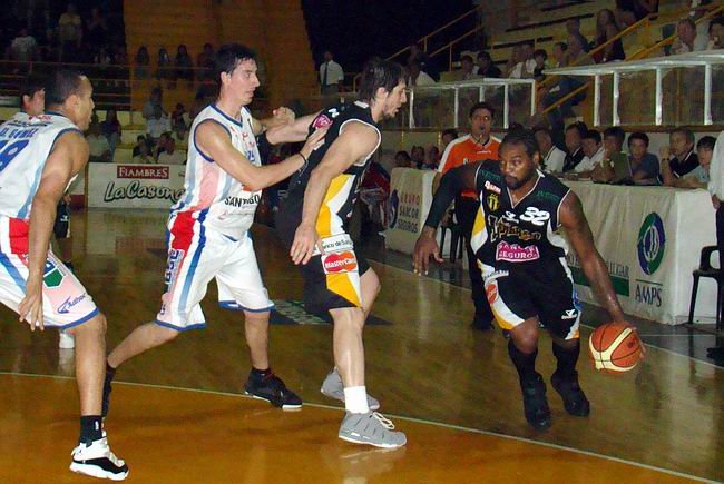 Quimsa acabó con el invicto local aurinegro. Cleotis Brown sumó 11 puntos y fue uno de los goleadores.