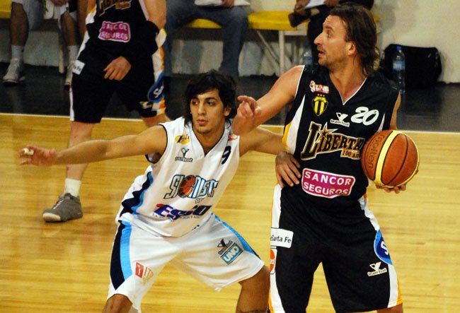 Ginóbili aportó juego y puntos (Foto: Alejandro Martino).