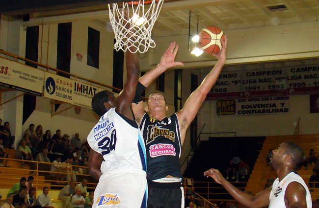 Libertad buscará superar, al menos una vez, a un rival complicado (Archivo).