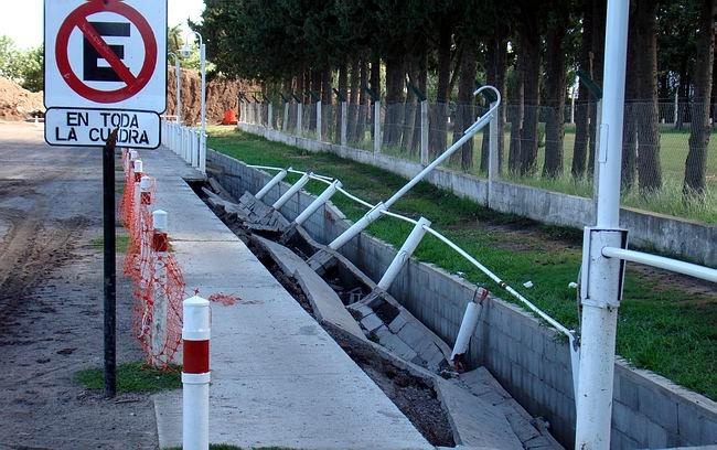 La senda derrumbada, con vallas de seguridad.